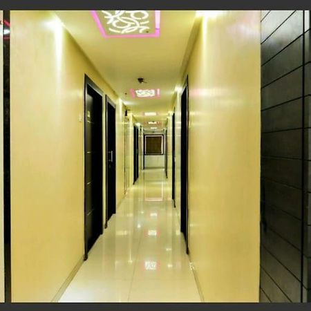 Skylawn Hotel Сурат Екстериор снимка