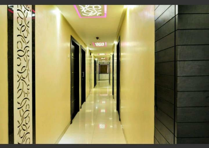 Skylawn Hotel Сурат Екстериор снимка