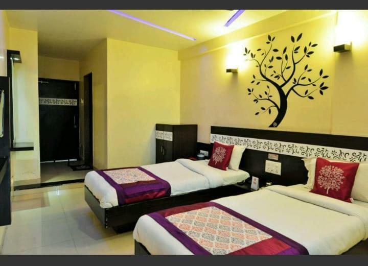 Skylawn Hotel Сурат Екстериор снимка